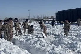 吹响集结号！武警+民兵紧急驰援铁路除雪保畅图片