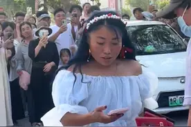 网红玲玲离婚轰动整个县城！出门后蹦蹦跳跳，男方穿工作服签字图片