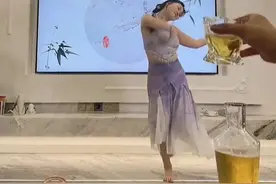 现在夫妻关系都这么卷了吗？小两口真会玩，老公喝酒媳妇跳舞！图片