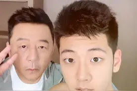 17岁石头与父亲合照，身材魁梧变壮汉，简直是第二个“郭涛”图片