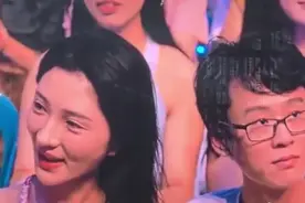 薛之谦演唱会这个男的好可怜...从1的那一刻满屏的尴尬！脸都红了图片
