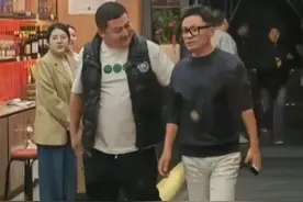 黄渤在胶南请客吃海鲜，王宝强坐主宾，46岁章子怡扎双马尾好娇俏图片