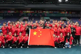 国乒大合影：刘国梁居C位，王皓、马琳乐开花，全体伸出五指庆祝图片