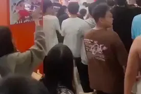 职校学生称蜜雪冰城老板3岁儿子掀女生裙子，反被怼“我孩子不会考破大专”，老板称谣言，校方：已停业图片