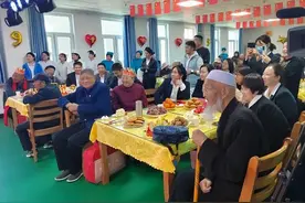 “爱在金秋，情暖重阳”——中卫爱尔眼科医院重阳节慰问活动图片