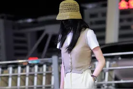 刘诗诗白色T恤+针织背心+长裙+单肩包+渔夫帽+玛丽珍鞋时尚自在图片