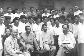 一代伟人毛主席赋诗《到韶山》以抒三十二年思乡情 歌颂祖国新风貌图片