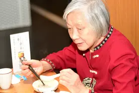适当饿一饿真能抗衰老！研究发现：少吃点才是有效的抗衰秘诀！图片