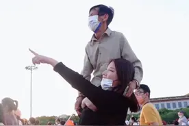 仅用6年，从捡破烂到身家过亿，25岁的女儿带着75岁的爹环游世界图片