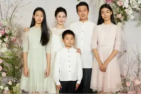 佟大为老婆晒全家福，三个孩子露脸像爸爸，俩女儿身高均超一米七图片