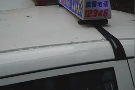 玻璃从天而降 出租车遭遇“飞来横祸”图片