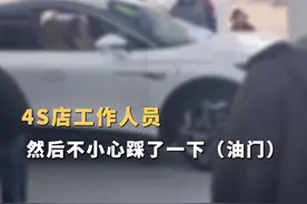 男童陪父母看车，不小心开动展车撞上墙图片