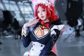 网红cos妲己，身穿白色齐膝丝袜，头戴粉红兔耳，身材太诱惑了图片
