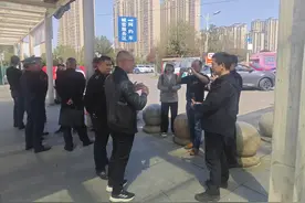 岳阳东站每逢高峰必堵怎么“破”？洞庭南路游客多却难觅公厕怎么办？图片