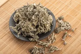 一女子，经常用艾叶煮水洗头，半年后，出现了什么变化呢？图片