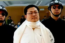 06年，中国首个被判死刑亿万富翁，告诫有钱人：不管多有钱别犯法图片