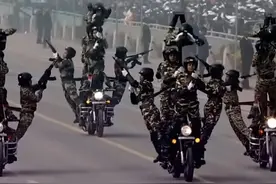 越闹越大，印度阅兵女兵表演叠罗汉，熟悉的摩托特技又来了图片