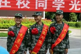 大学生毕业当兵，为何要干到4期军士，才能政府安排工作？图片