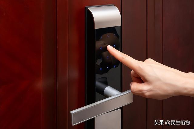 曾红极一时的指纹锁，为何跌下神坛了？看完这几个缺点就不奇怪了