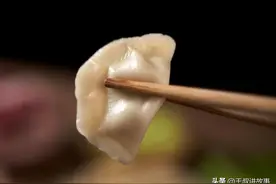 75年除夕，父亲留陌生母子吃了30个饺子，20年后，我们再次相遇图片