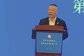 郭德纲当选中华文化促进会副主席，上台演讲，姜昆:还笑话我不图片