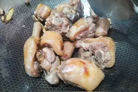 乳腺癌术后，牛尾骨炖胡萝卜图片