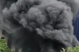 突发！福州一电动自行车发生自燃，现场浓烟滚滚，约30部电动车被烧毁图片