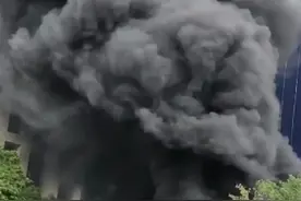 突发！福州一电动自行车发生自燃，现场浓烟滚滚，约30部电动车被烧毁图片