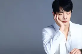 肖战：白色适配度满分，还是造型师的‘小心机’图片