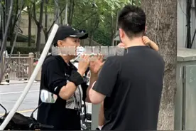 宋丹丹陪孙子打球，摊开双手主动示好想抱孙子，小家伙却只黏爸爸图片