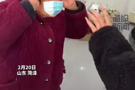 奶奶每天玩手机到凌晨近视2300度，孙女：爷爷更离谱图片