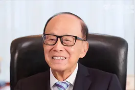 96岁李嘉诚罕见现身，感叹医学最新突破，基金捐赠肝癌治疗仪图片