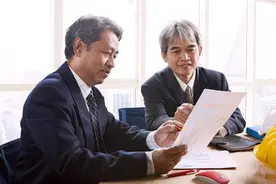 冯唐说：领导要离开，会有5个征兆，你要明白，这是你的机会图片