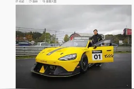 车靓人帅！雷军身穿赛车服与SU7 Ultra原型车合影，网友：回来主持小米15发布会图片