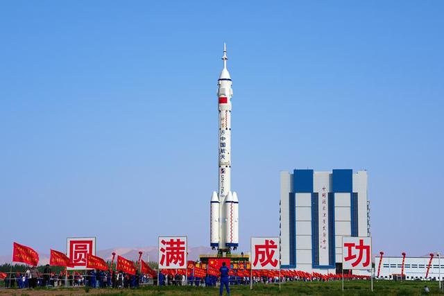 满满骄傲！神舟二十三号航天员忙不停！1人驻留1年，神二十四接棒