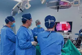 11岁男孩乳房莫名增大，原来是患了肾上腺肿瘤图片