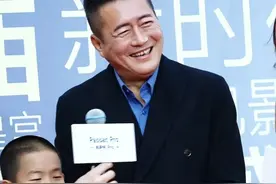 60岁高曙光带儿子走红毯，满眼都是对儿子的喜爱，父子俩相差52岁图片