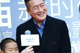 60岁高曙光带儿子走红毯，满眼都是对儿子的喜爱，父子俩相差52岁图片