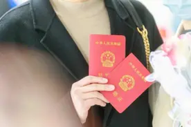 冲上热搜！结婚离婚或都不需要户口簿！网友吵翻！你怎么看？图片