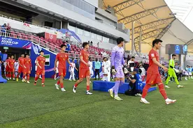 国奥男足主帅成耀东赛后发红包，告别宴上足协副主席寄语全队图片