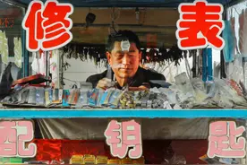张家口蔚县县修表师傅吕文斌：匠心巧手修复“时光”图片