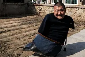 天生没手脚，父母让他自生自灭，他却能娶妻生子靠嘴养家图片