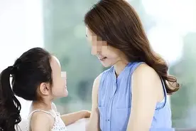 4岁女儿问：“妈妈，你下面怎么长头发了”，妈妈的回答值得借鉴图片