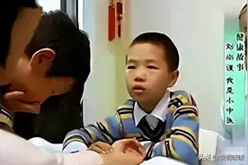 上海10岁男孩坐诊看病，求医者人山人海，老中医对他赞不绝口图片