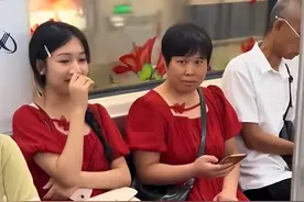 笑不活了！阿姨发现自己和女生撞衫后表情诧异，网友评论笑晕了图片