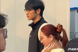 金莎和孙丞潇逛环球！打扮老气和男友像母子，孙丞潇一脸不耐烦图片