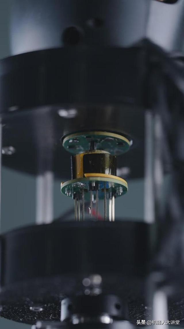 德氪微展示机器人关节毫米波无线滑环及非接触互连方案