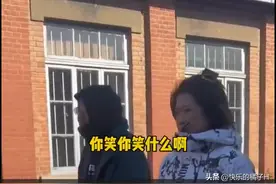 女子领日本人参观旅顺日俄监狱，竟然还哈哈大笑？滚出去！图片