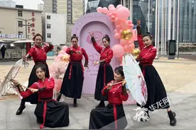 花墙打卡、快闪表演…… 重庆市妇联一大波活动庆祝“三八”妇女节图片