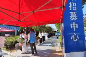 “3个月赚2万多”，郑州富士康每天有数千求职者，排几百米长队！95%来自河南，不少员工子女毕业后也加入图片